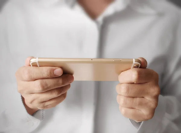 Pekskärm smartphone i en hand — Stockfoto