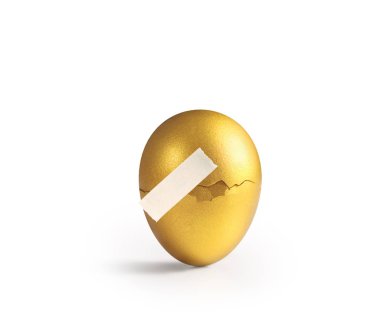 izole altın Paskalya yortusu yumurta