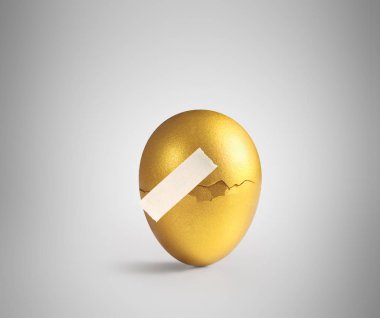 izole altın Paskalya yortusu yumurta