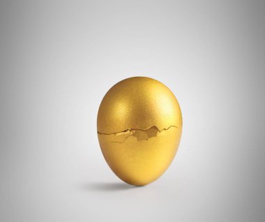 izole altın Paskalya yortusu yumurta