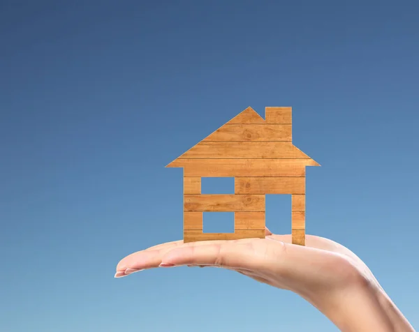 Concepto de hipoteca por casa desde en la mano — Foto de Stock