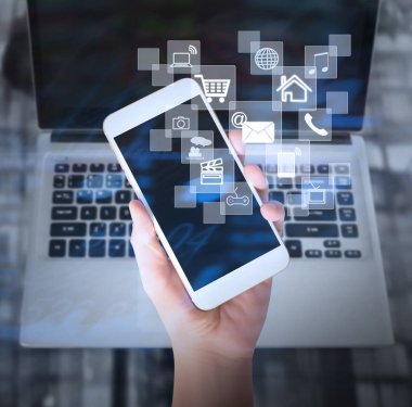 Elinizdeki akıllı telefona dokunun