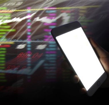 Elinizdeki akıllı telefona dokunun