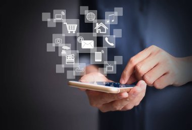 Elinizdeki akıllı telefona dokunun