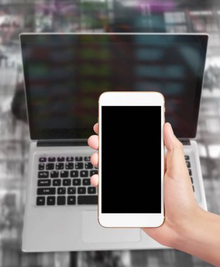 Elinizdeki akıllı telefona dokunun