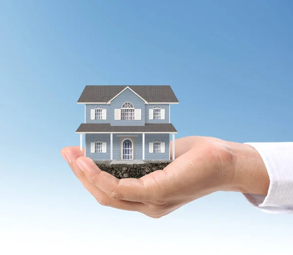 Kredyt hipoteczny koncepcja przez dom w ręku — Zdjęcie stockowe