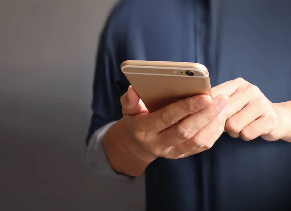 Ekran dotykowy smartphone w ręku — Zdjęcie stockowe