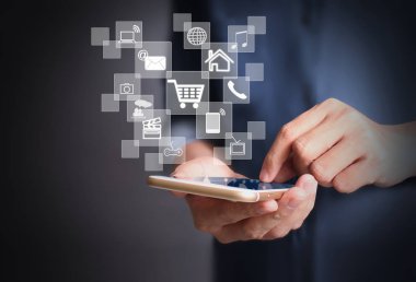 Elinizdeki akıllı telefona dokunun