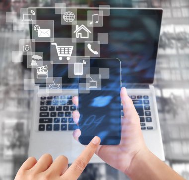 Elinizdeki akıllı telefona dokunun