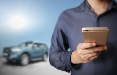 Elinizdeki akıllı telefona dokunun