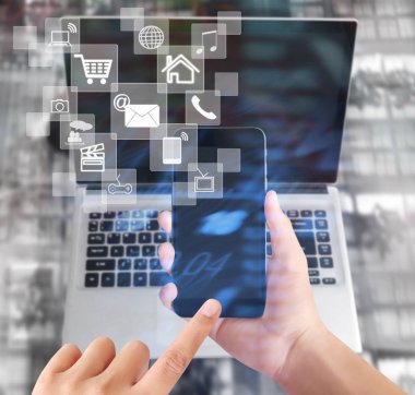 Elinizdeki akıllı telefona dokunun