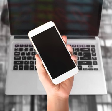 Elinizdeki akıllı telefona dokunun