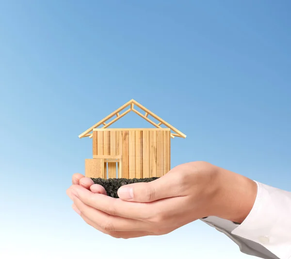 Concept hypothécaire par maison en main — Photo