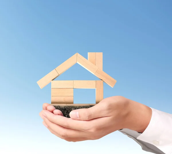 Conceito de hipoteca por casa na mão — Fotografia de Stock