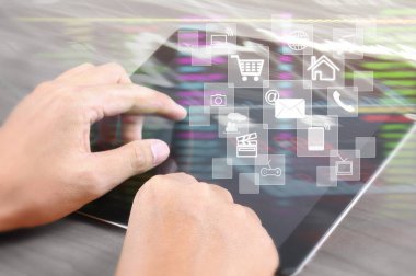  çoklu görev adamın tablet kullanma