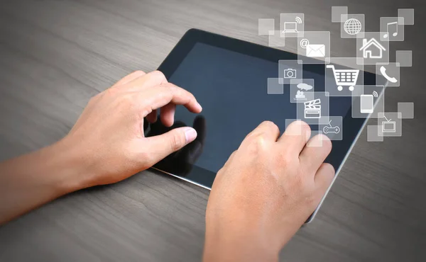 Χέρια άνθρωπος multitasking χρησιμοποιώντας tablet — Φωτογραφία Αρχείου