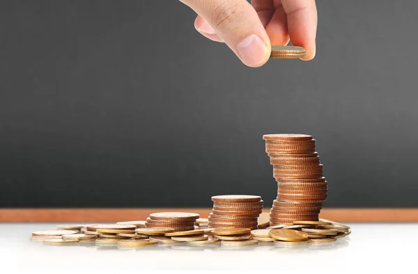 Mano humana poniendo moneda al dinero — Foto de Stock