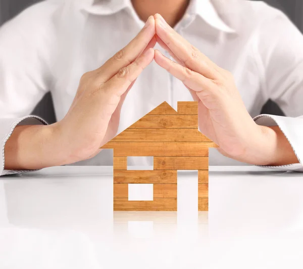 Concepto de hipoteca por casa de la mano — Foto de Stock