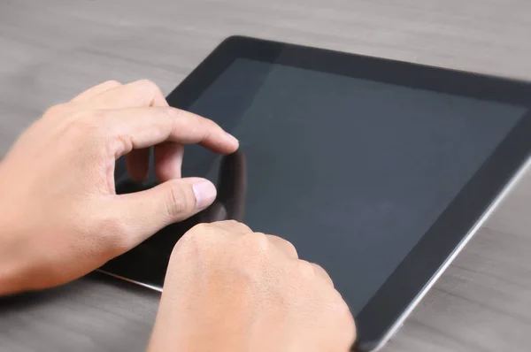 Ruce muže multitasking pomocí tabletu — Stock fotografie