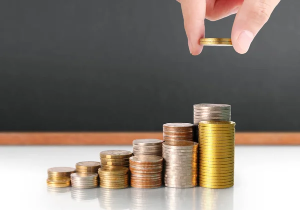 Mano humana poniendo moneda al dinero — Foto de Stock