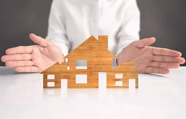 Concepto de hipoteca por casa de la mano — Foto de Stock