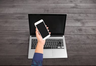 Elinizdeki akıllı telefona dokunun