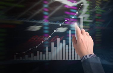 işadamı ile elden gelen finansal simgeler