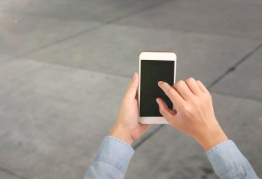 Elinizdeki akıllı telefona dokunun