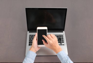 Elinizdeki akıllı telefona dokunun