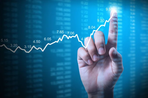 Affärsman med finansiella diagram symboler kommer från hand — Stockfoto