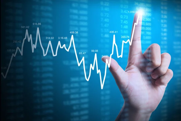 Üzletember, a pénzügyi diagram szimbólumoknak kézzel — Stock Fotó