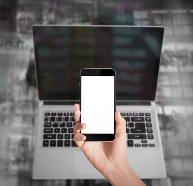  Akıllı telefon elinde.