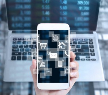  Akıllı telefon elinde.