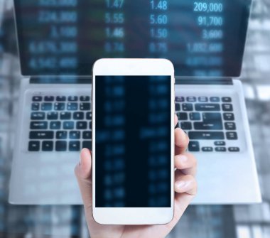  Akıllı telefon elinde.