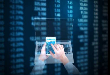  Akıllı telefon elinde.