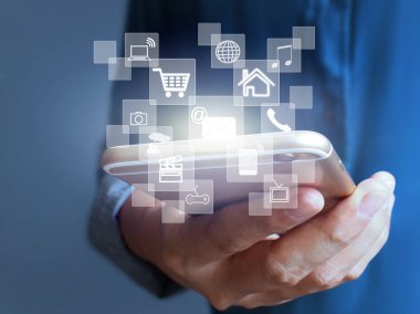  Akıllı telefon elinde.