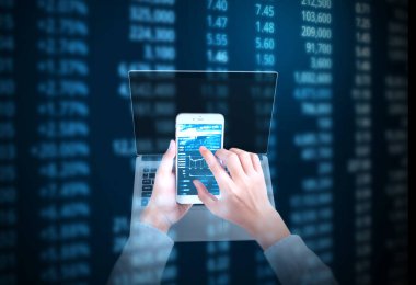 Elinizdeki akıllı telefona dokunun