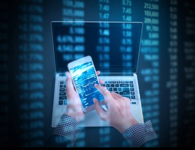  Akıllı telefon elinde.