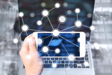 Elinizdeki akıllı telefona dokunun