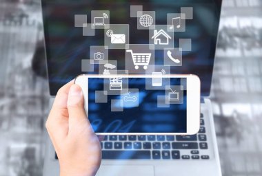 Elinizdeki akıllı telefona dokunun