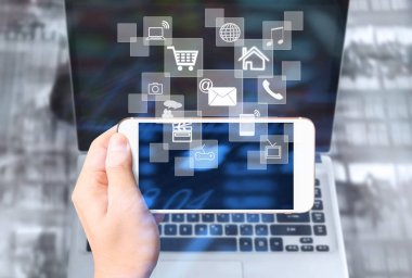 Elinizdeki akıllı telefona dokunun