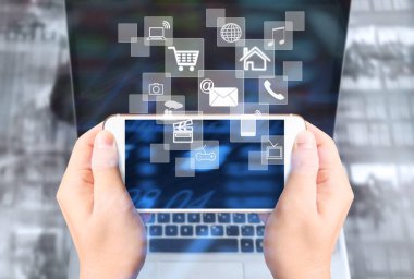  Akıllı telefon elinde.