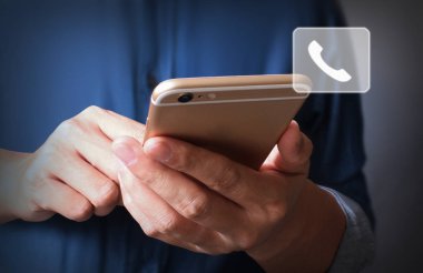  Akıllı telefon elinde.