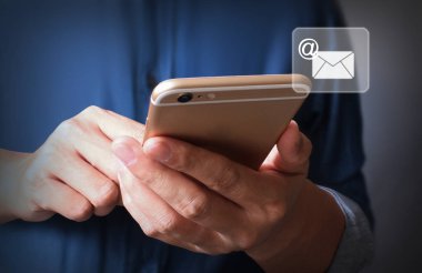  Akıllı telefon elinde.