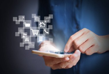  Akıllı telefon elinde.