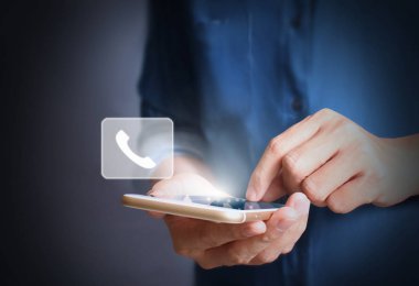  Akıllı telefon elinde.