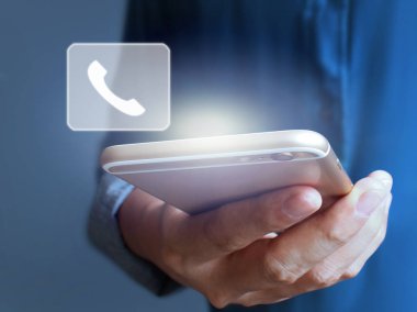  Akıllı telefon elinde.