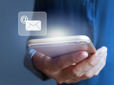 Elinizdeki akıllı telefona dokunun