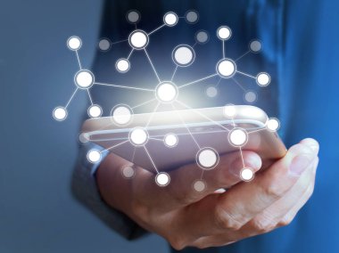 Elinizdeki akıllı telefona dokunun