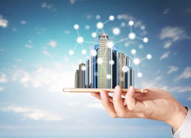  Akıllı telefon elinde.